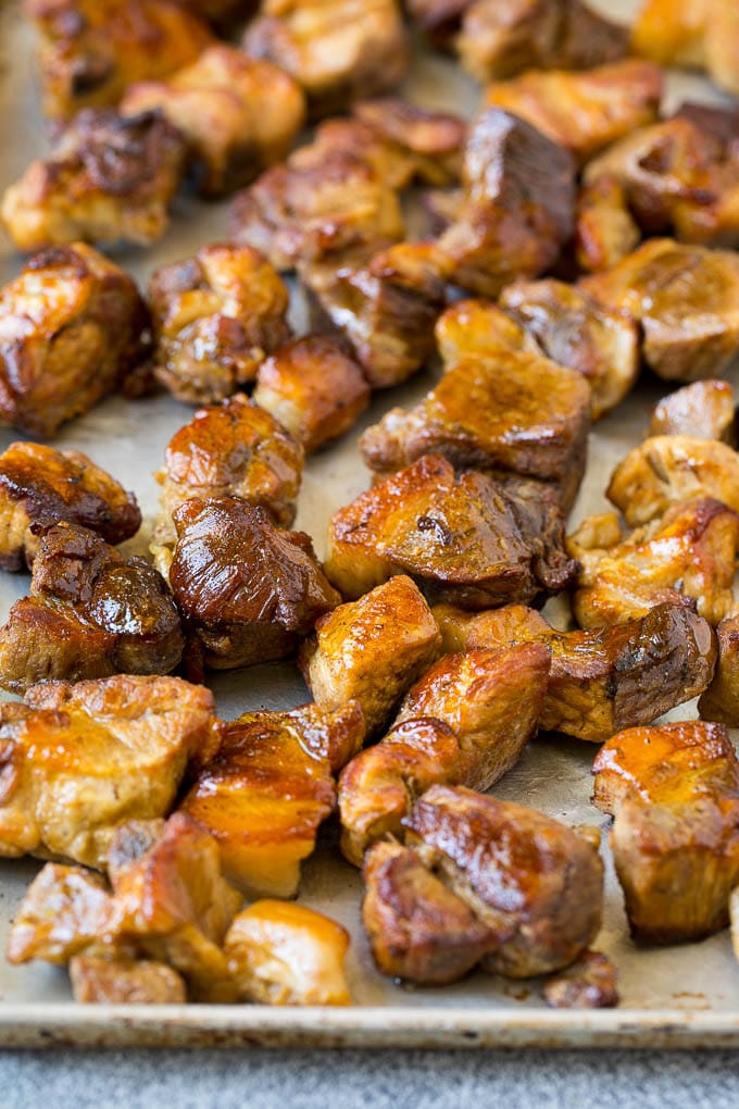 Receta de carnitas de taco de cocción lenta | Tacos de cerdo #tacos #pork # dinner #slowcooker #crockpot #dinneratthezoo Tacos de olla de cocción lenta que se llenan en una bandeja para hornear.
