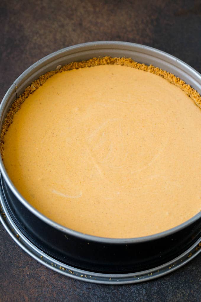 Masa de tarta de queso en una fuente para hornear.