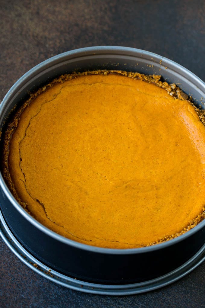 Un pastel de queso de calabaza al horno.