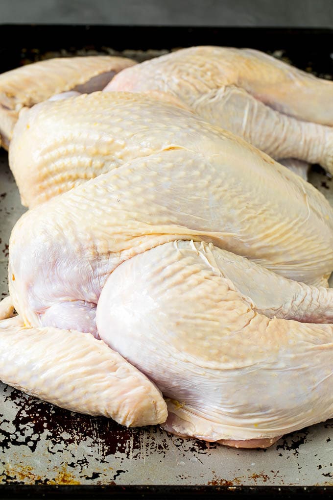 Spatchcock Turquía |  Pavo asado |  Pavo de acción de gracias #tanker # acción de gracias # cena # otoño # navidad #dinneratthezoo Un pavo entero triturado en una bandeja para hornear.