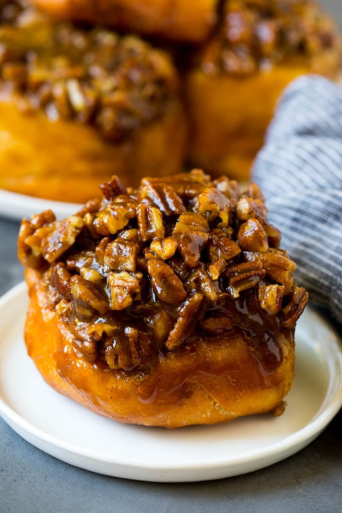 Receta de bollos pegajosos | Sándwiches dulces | Rollos de canela # desayuno # brunch # canela # nueces # Cazuelas online# pan Sándwiches pegajosos cubiertos con caramelo y nueces.