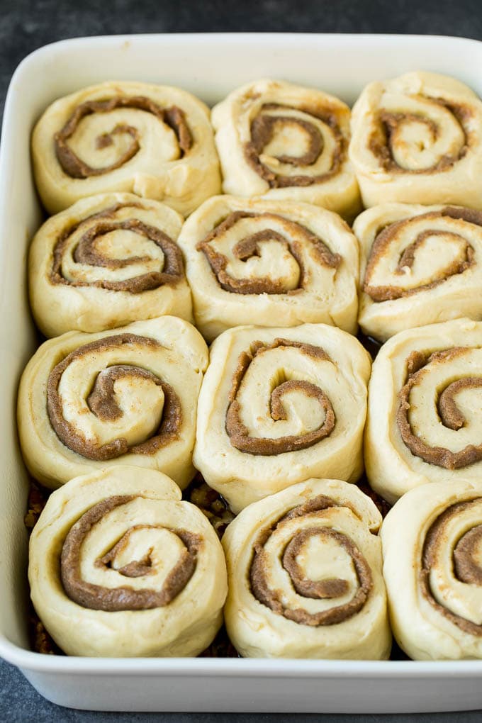 Receta de bollos pegajosos | Sándwiches dulces | Rollos de canela # desayuno # brunch # canela # nueces # Cazuelas online# pan Rollos de canela en una fuente para hornear.