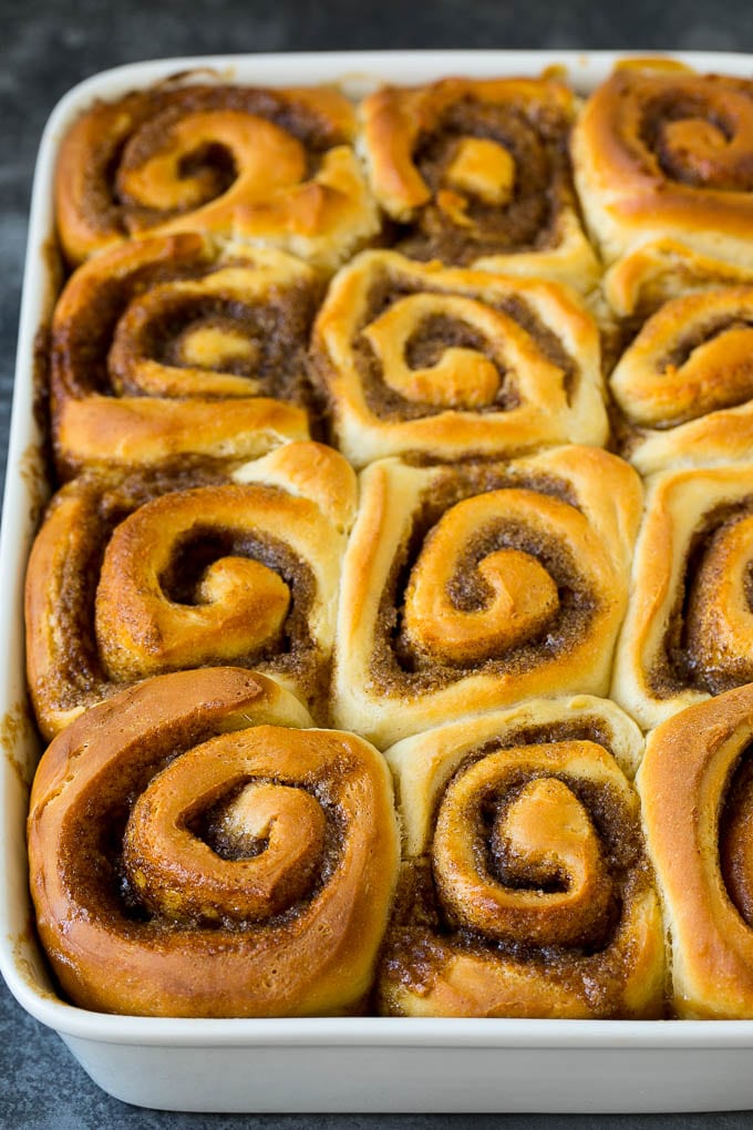 Receta de bollos pegajosos | Sándwiches dulces | Rollos de canela # desayuno # brunch # canela # nueces # Cazuelas online# pan Rollos dulces horneados rellenos de azúcar con canela.