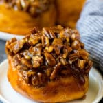 Sándwiches pegajosos cubiertos con caramelo y nueces.