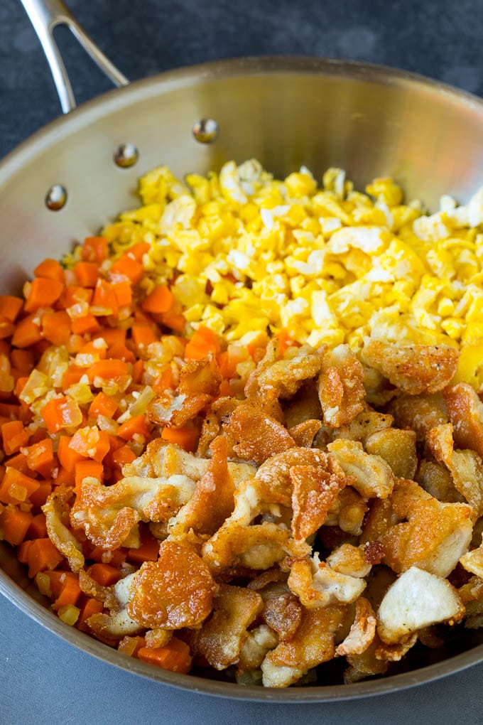 Pollo en rodajas finas con zanahorias y huevos revueltos.