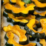 Calabaza bellota asada aderezada con perejil fresco.