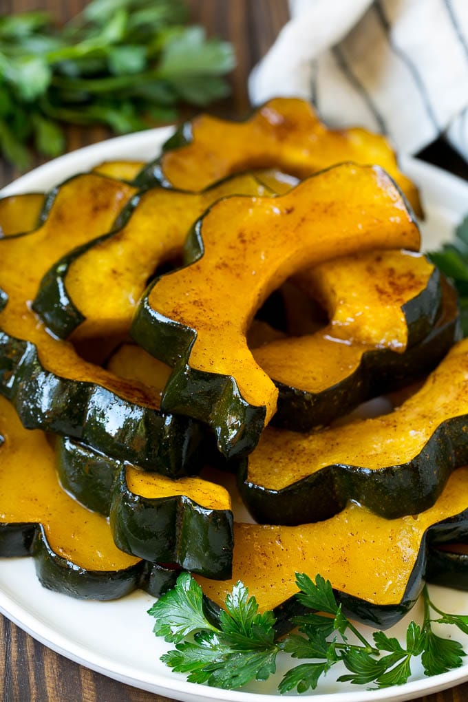 Un plato para servir de calabaza bellota asada.