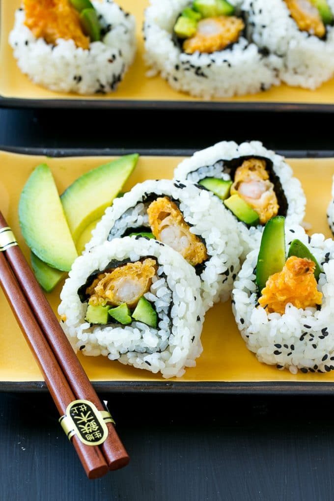 Sushi Roll Tempura De Camarones |  Sushi de camarones en tempura |  Sushi de camarones #sushi #tempura #shrimp #dinner #dinneratthezoo Rollo de sushi de tempura de camarones con pepino, aguacate y camarones crujientes.