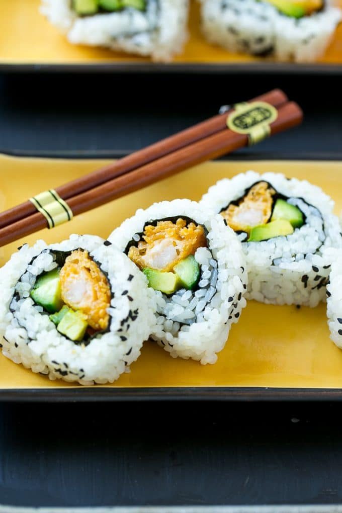 Sushi Roll Tempura De Camarones |  Sushi de camarones en tempura |  Sushi de camarones #sushi #tempura #shrimp #dinner #dinneratthezoo Rollo de sushi de camarones tempura en rodajas en un plato para servir.