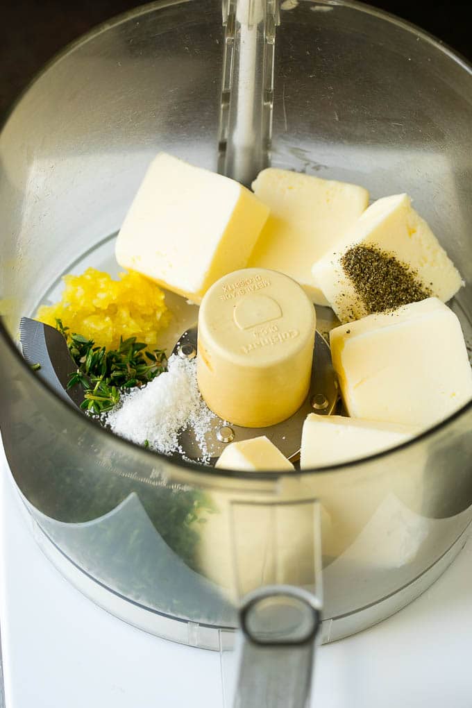 Mantequilla, ajo y condimentos en un procesador de alimentos.