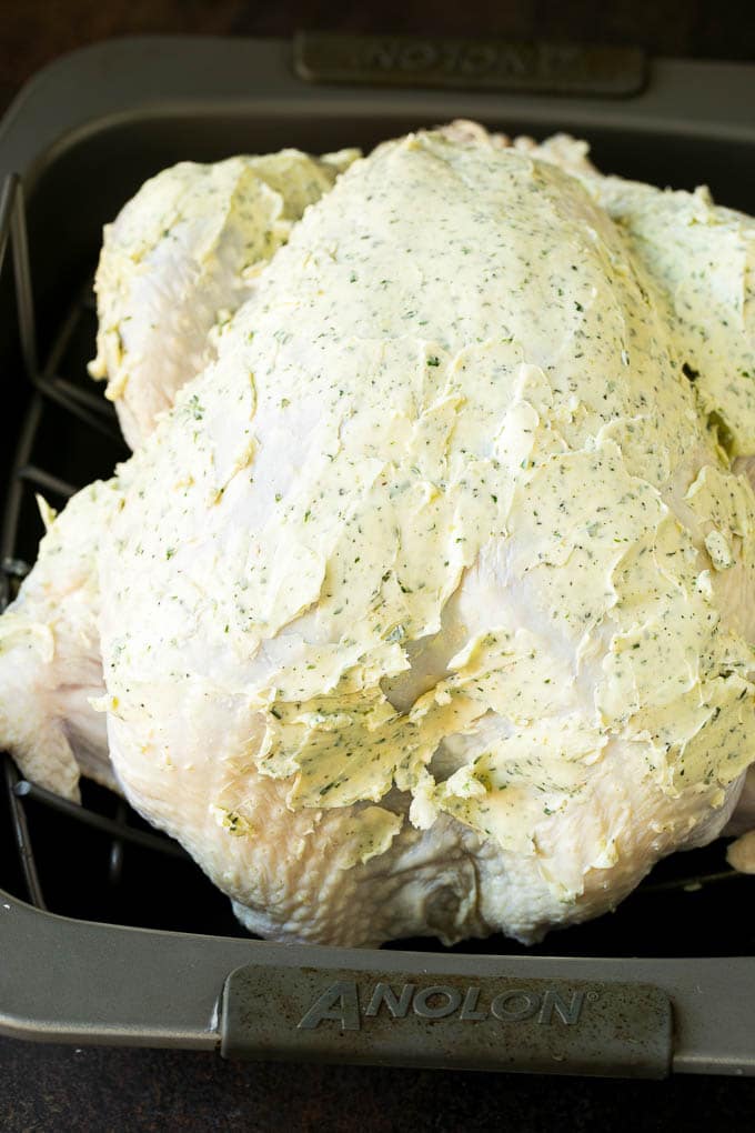 Un pavo cubierto de mantequilla de hierbas.