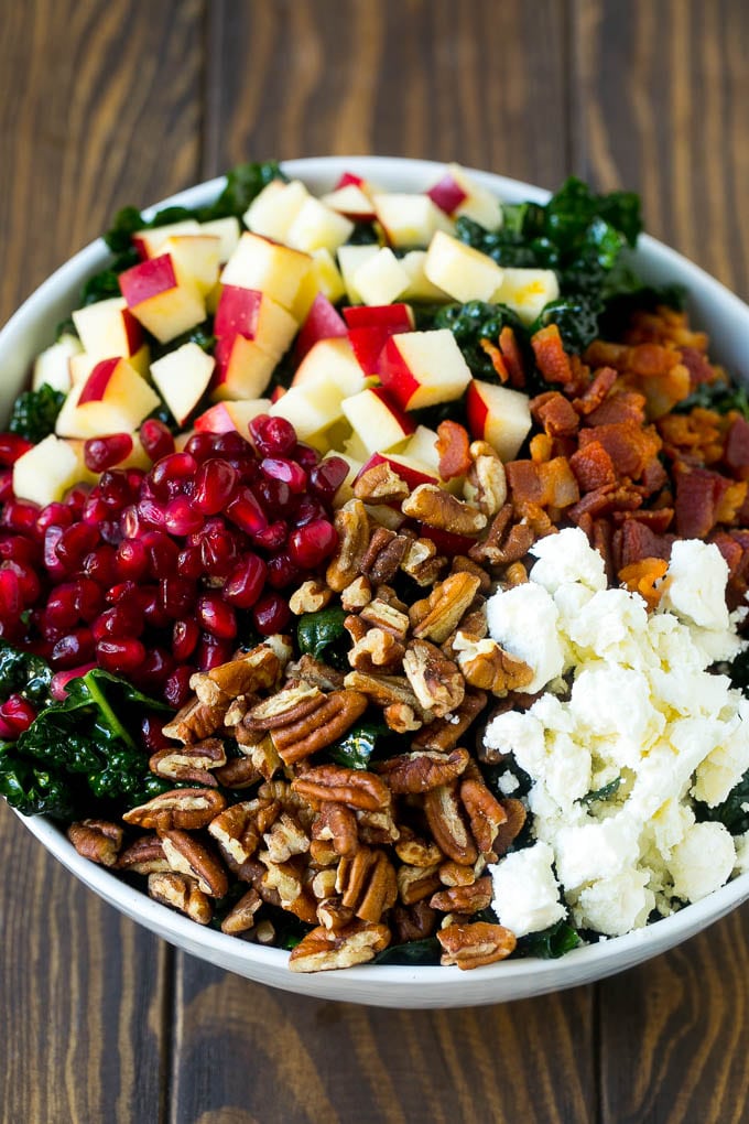 Ensalada de repollo cubierta con manzanas, tocino, nueces, granada y queso feta.