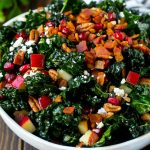 Ensalada de repollo negro con manzanas cubiertas con tocino y nueces.