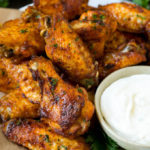 Alitas de pollo al horno bañadas en especias y servidas con salsa ranch.