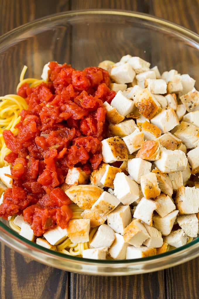 Pollo, tomates y espaguetis en cubitos en un bol.