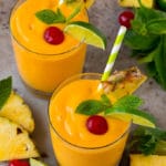 Batidos tropicales con guarnición de menta, lima y piña.