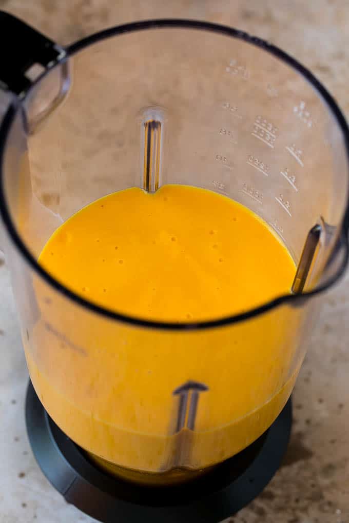 Un batido en una licuadora.