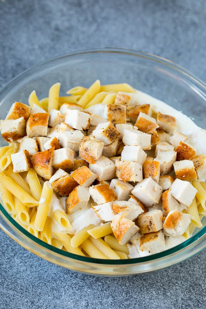 Pollo, pasta y salsa cremosa en un bol.