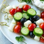 ¡Estas brochetas de requesón estirado son una excelente manera de hacer que sus pequeños coman verduras!  #ANUNCIO