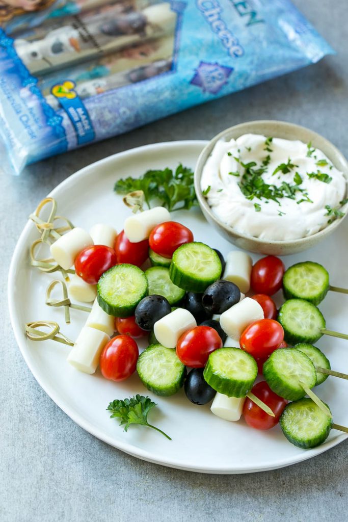 ¡Estas brochetas de requesón estirado son una excelente manera de hacer que sus pequeños coman verduras!  #ANUNCIO