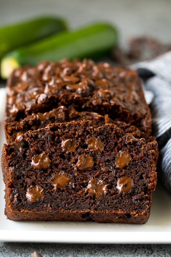 Receta de pan de calabacín y chocolate |  Pan de calabacín #pan # calabacín #chocolate #supply #postre #dinneratthezoo Rebanadas de pan de calabacín con chocolate rellenas de chocolate derretido.