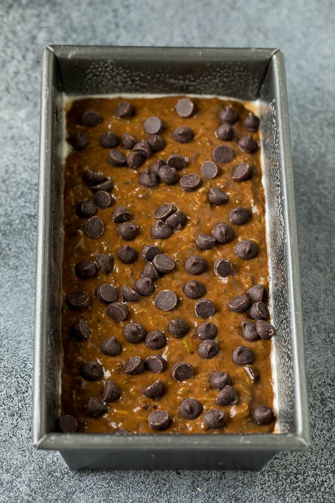 Receta de pan de calabacín y chocolate |  Pan de calabacín #pan # calabacín #chocolate #supply #postre #dinneratthezoo La masa de pan de calabacín se vierte en una sartén.
