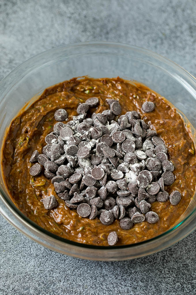 Receta de pan de calabacín y chocolate |  Pan de calabacín #pan # calabacín #chocolate #supply #postre #dinneratthezoo Pasta de chocolate en un bol con chispas de chocolate.