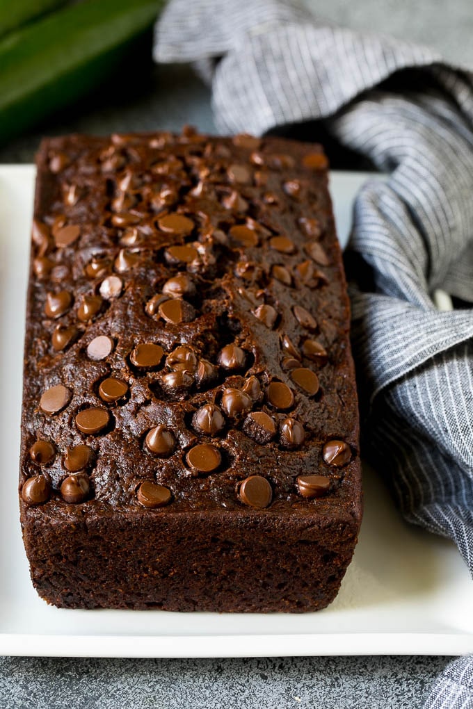 Receta de pan de calabacín y chocolate |  Pan de calabacín #pan # calabacín #chocolate #supply #postre #dinneratthezoo Una hogaza de pan de calabacín de chocolate con chispas de chocolate encima.