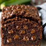 Rebanadas de pan de calabacín con chocolate rellenas de chocolate derretido.