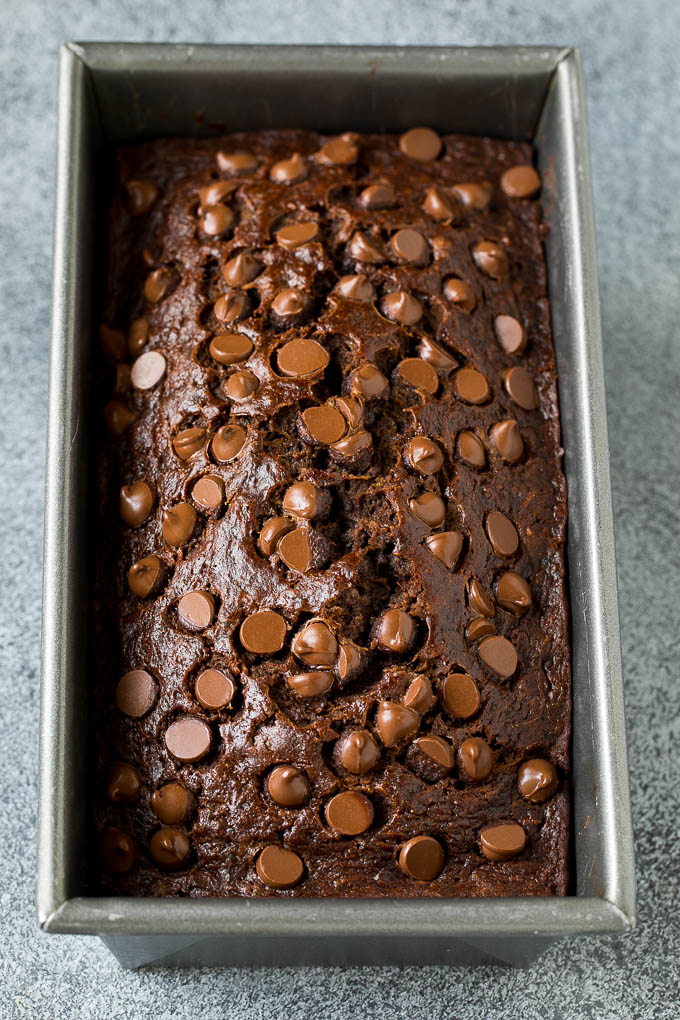 Receta de pan de calabacín y chocolate |  Pan de calabacín #pan # calabacín #chocolate #supply #postre #dinneratthezoo Una hogaza de pan de chocolate bañada en chocolate semidulce.
