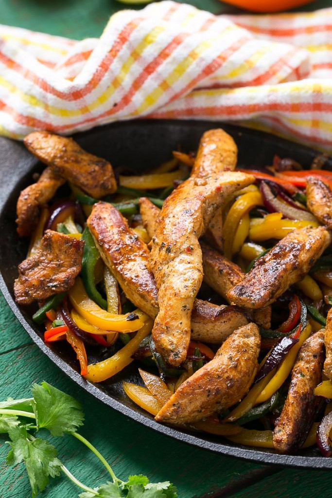 Estos sándwiches de pollo con fajita y cheesesteak están rellenos de pollo picante, pimientos y mucho queso, todo en un pan tostado.