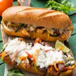 Estos sándwiches de pollo con fajita y cheesesteak están rellenos de pollo picante, pimientos y mucho queso, todo en un pan tostado.  ANUNCIO