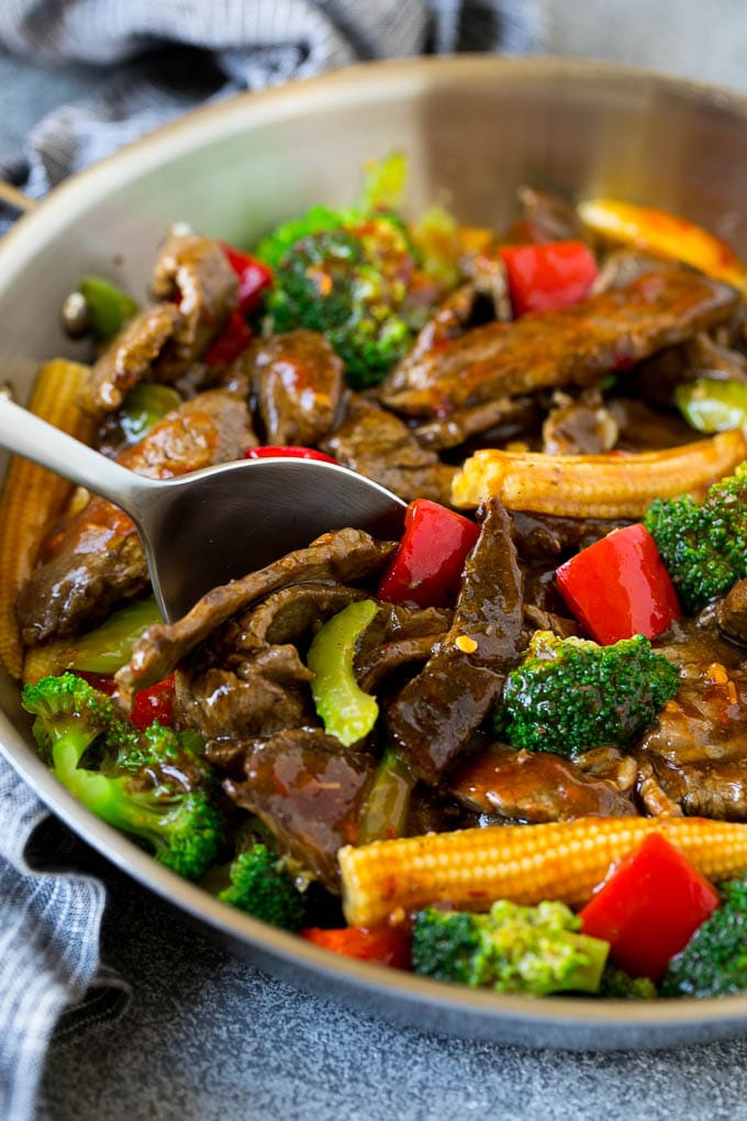 Una cuchara para servir en una olla llena de carne de vacuno de Hunan.