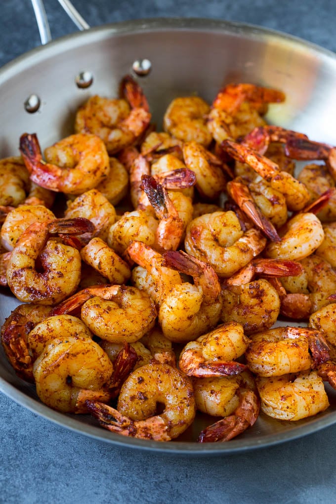 Camarones salteados en una sartén.