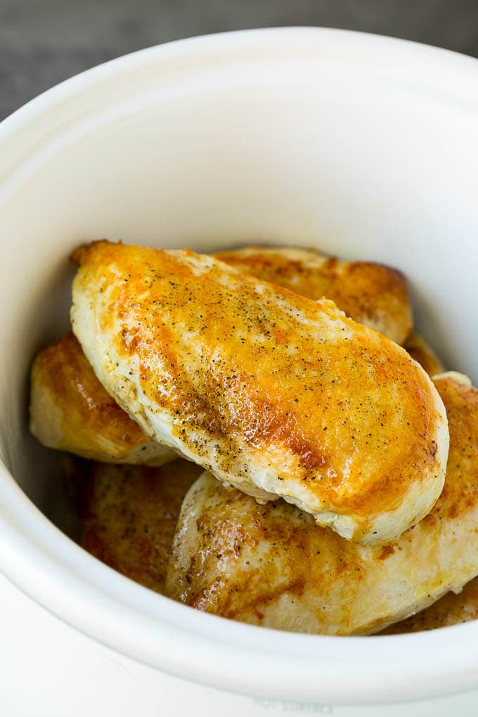 Receta de pechuga de pollo en olla de cocción lenta | Pechuga de pollo en una olla de barro | Pollo y salsa # pollo # cocción lenta # olla # salsa # cena #dinneratthezoo Pechugas de pollo chamuscadas en una olla de cocción lenta.