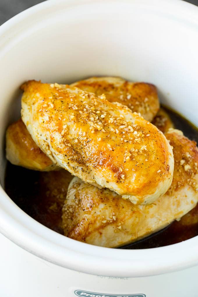 Receta de pechuga de pollo en olla de cocción lenta | Pechuga de pollo en una olla de barro | Pollo y salsa # pollo # cocción lenta # olla # salsa # cena #dinneratthezoo Pechugas de pollo con salsa de ajo y hierbas por encima.