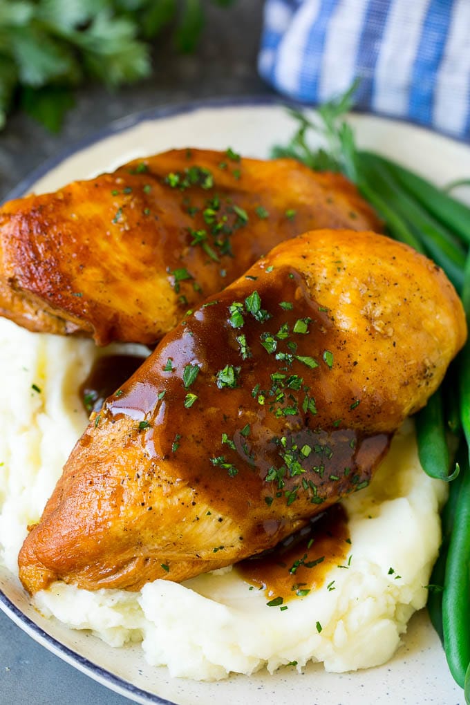 Receta de pechuga de pollo en olla de cocción lenta | Pechuga de pollo en una olla de barro | Pollo y salsa # pollo # cocción lenta # olla # salsa # cena #dinneratthezoo Pechuga de pollo en olla de cocción lenta servida con puré de papas y judías verdes.
