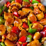 Pollo Kung Pao con pechuga de pollo braseada, pimientos y maní en salsa salada.