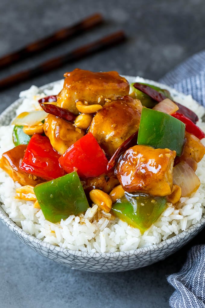 Pollo Kung Pao servido sobre arroz al vapor.