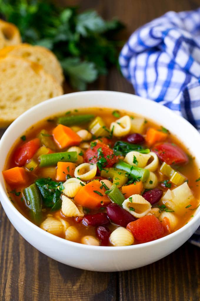 Receta de Minestrone |  Sopa de verduras |  Sopa vegetariana # Sopa # Minestrone # Verduras # Vegetariana # Pasta a base de olla # Cena #Cenaatthezoo Un plato de sopa de verduras y frijoles, servido con una guarnición de pan.