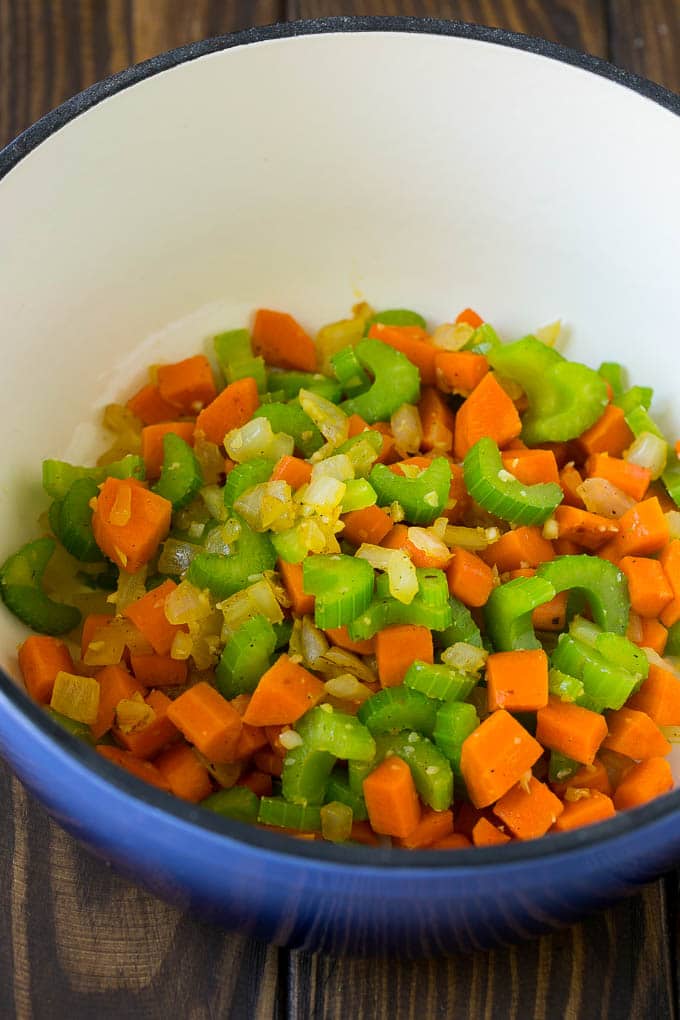 Receta de Minestrone |  Sopa de verduras |  Sopa vegetariana # Sopa # Minestrone # Verduras # Vegetariana # Pasta a base de olla # Cena #Cenaatthezoo Zanahorias, cebollas y apio en una olla.