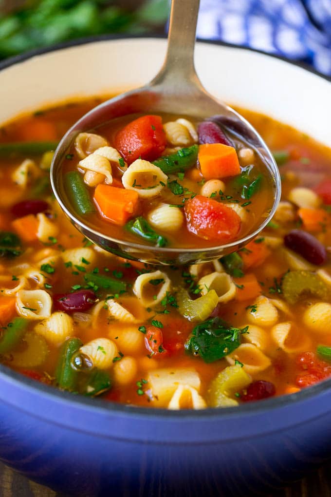 Receta de Minestrone |  Sopa de verduras |  Sopa vegetariana # Sopa # Minestrone # Verduras # Vegetariana # Pasta a base de olla # Cena #Cenaatthezoo Un cucharón que sirve una porción del clásico minestrone.
