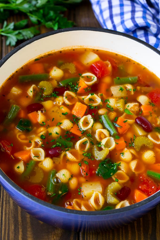 Receta de Minestrone |  Sopa de verduras |  Sopa vegetariana # Sopa # Minestrone # Verduras # Vegetariana # Pasta a base de olla # Cena #Cenaatthezoo Una olla de minestrone con verduras, frijoles y pasta.