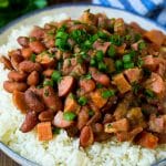 Frijoles rojos y arroz con chorizo, jamón y verduras, aderezado con hierbas.
