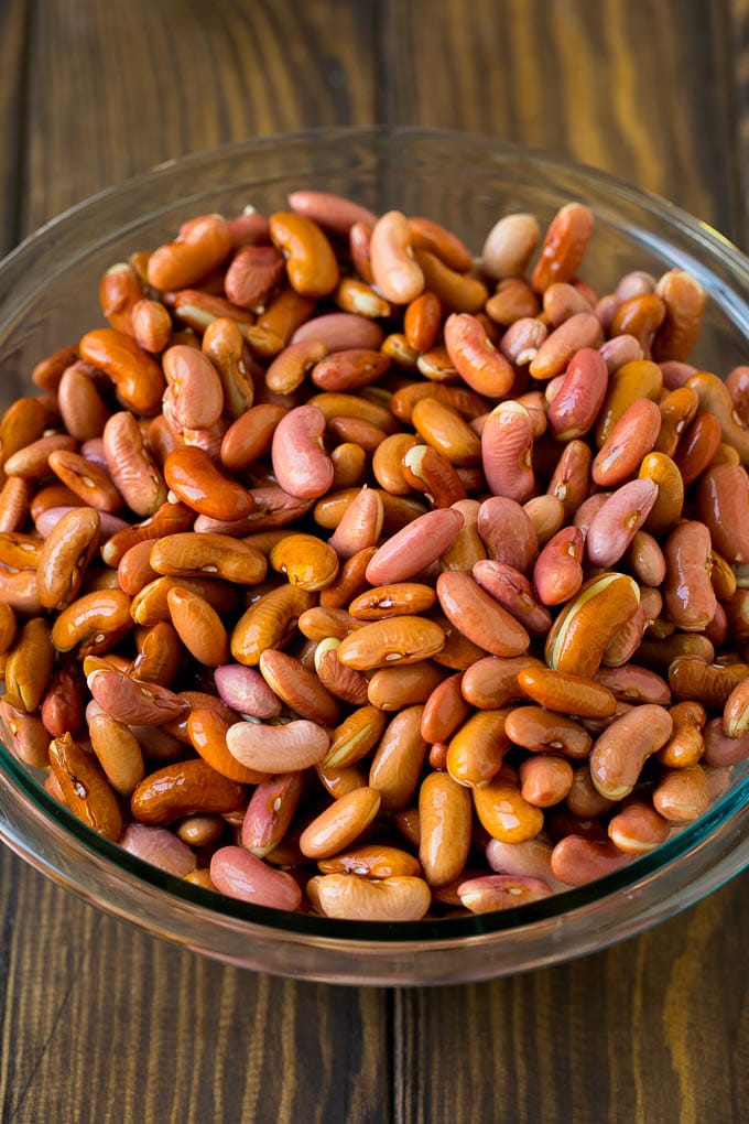 Frijoles rojos empapados en un bol.