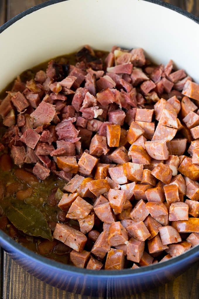 Frijoles rojos cocidos aderezados con jamón cortado en cubitos y salchicha.