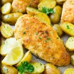 Pollo italiano en costra de parmesano, con patatas asadas y perejil.
