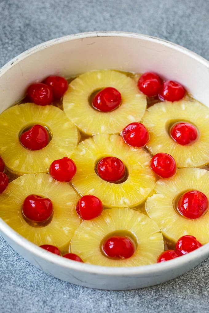 Pastel de piña al revés | Pastel de piña # tarta #ananas #postre #berry #dinneratthezoo Anillos de piña y cereza en el fondo de un molde para pasteles.