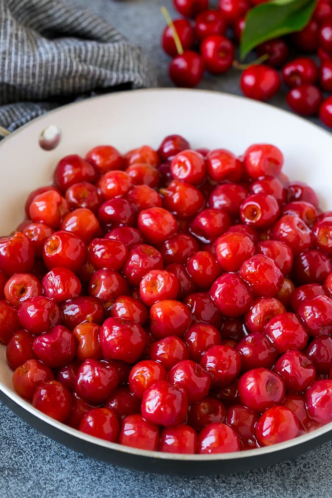 Cerezas cocidas en sartén.