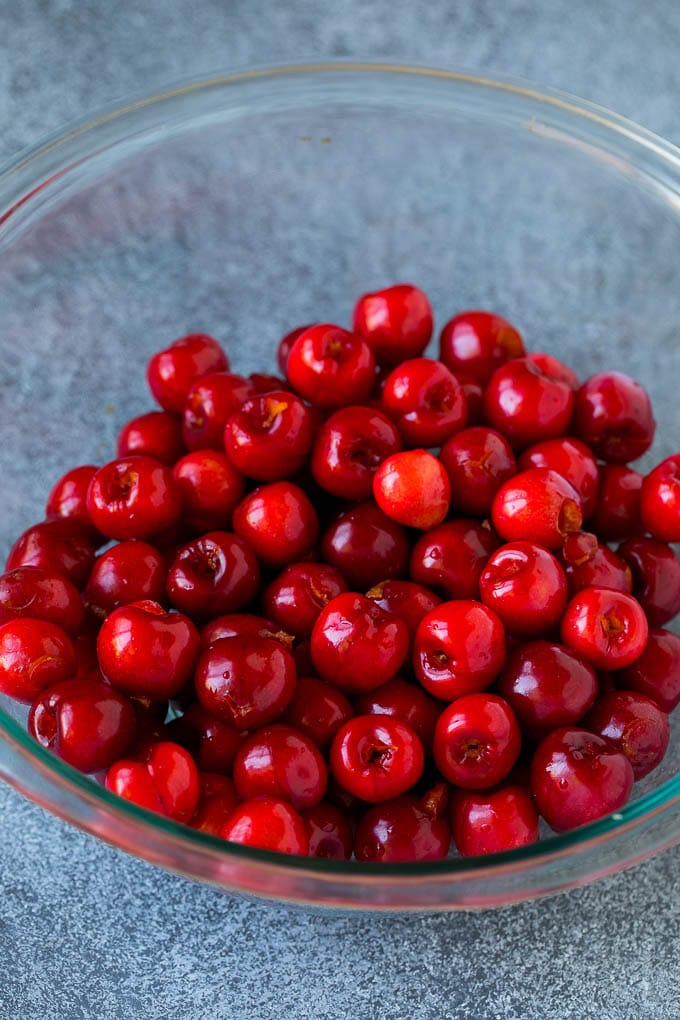Un cuenco de cerezas deshuesadas.